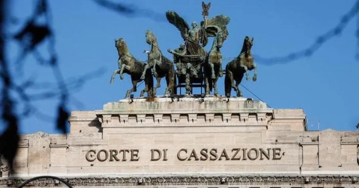 Cassazione: pedinare l'ex per gelosia è stalking. Condannata donna di Trieste