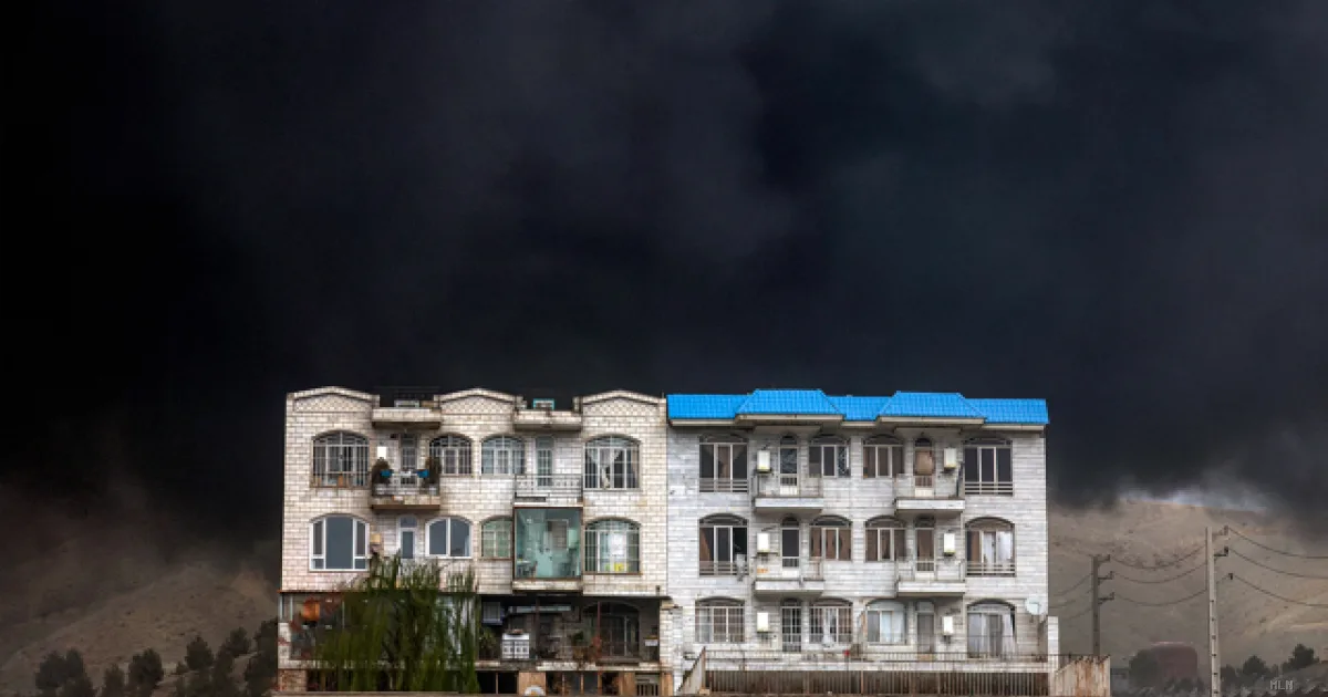 Teheran avvolta dal fumo: bombardamenti ai depositi petroliferi trasformano il giorno in notte