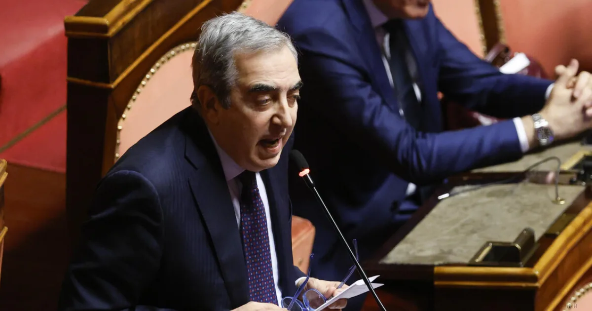 Forza Italia, rivolta in Senato: 14 azzurri chiedono la testa di Gasparri