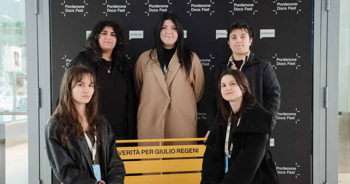 Pordenone ricorda Giulio Regeni con una panchina gialla: il simbolo della ricerca di verità