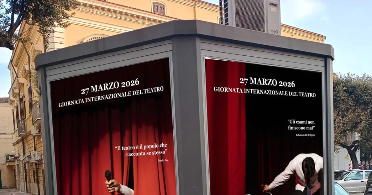 Nel Foggiano un'edicola abbandonata renasce come teatro: sei spettatori a pochi centimetri dal palco