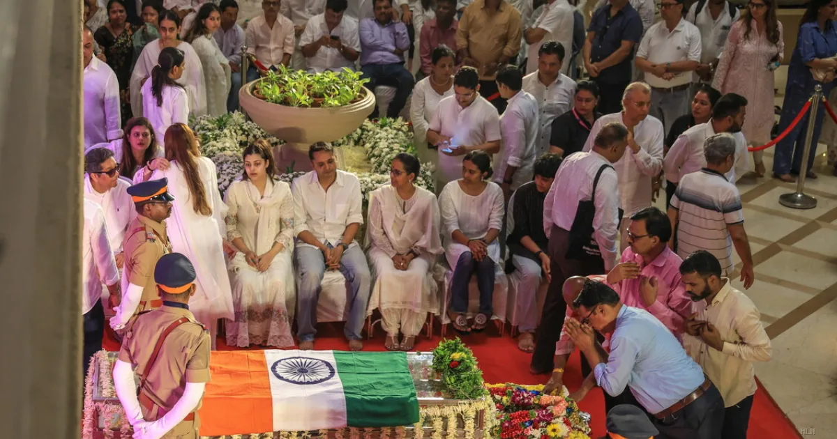 Ultimo addio a Asha Bhosle, la leggenda di Bollywood scompare a 92 anni