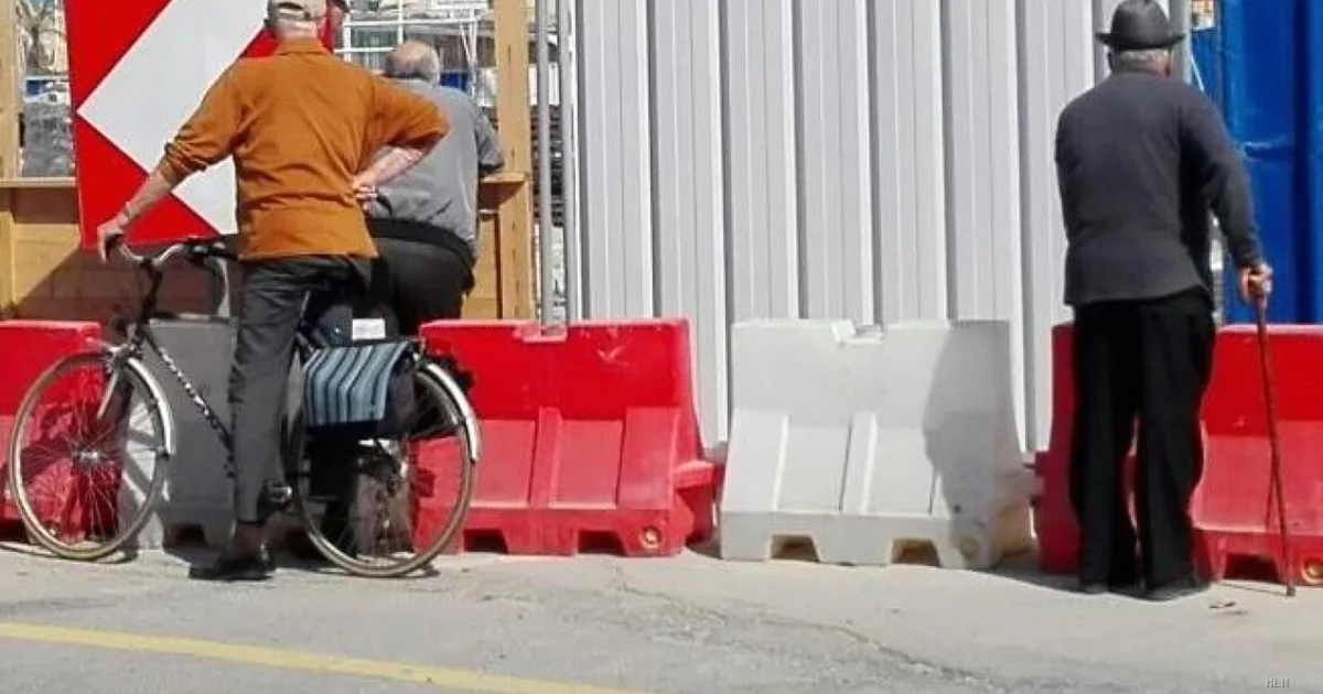 Torino trasforma gli anziani in controllori dei cantieri: approvato il progetto di volontariato civico