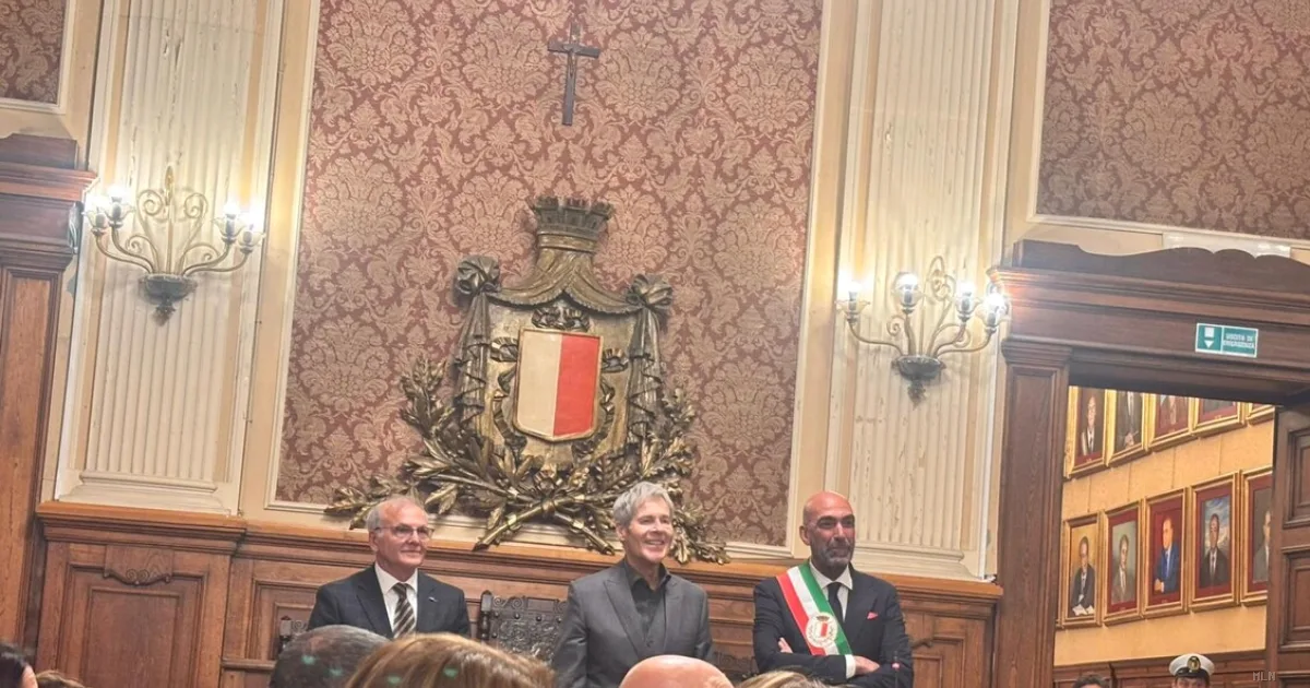 Baglioni riceve l'onore massimo di Bari: la città non dimentica il concerto tra le ceneri del Petruzzelli