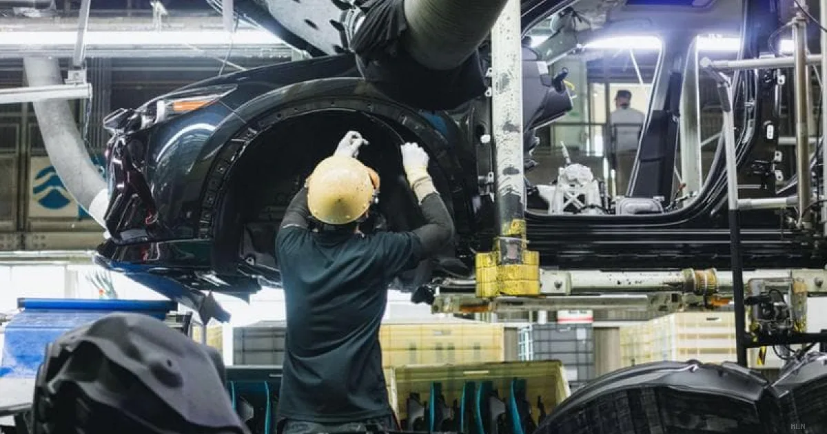 Incentivi auto, il governo accelera: «Non possiamo arrenderci al declino»