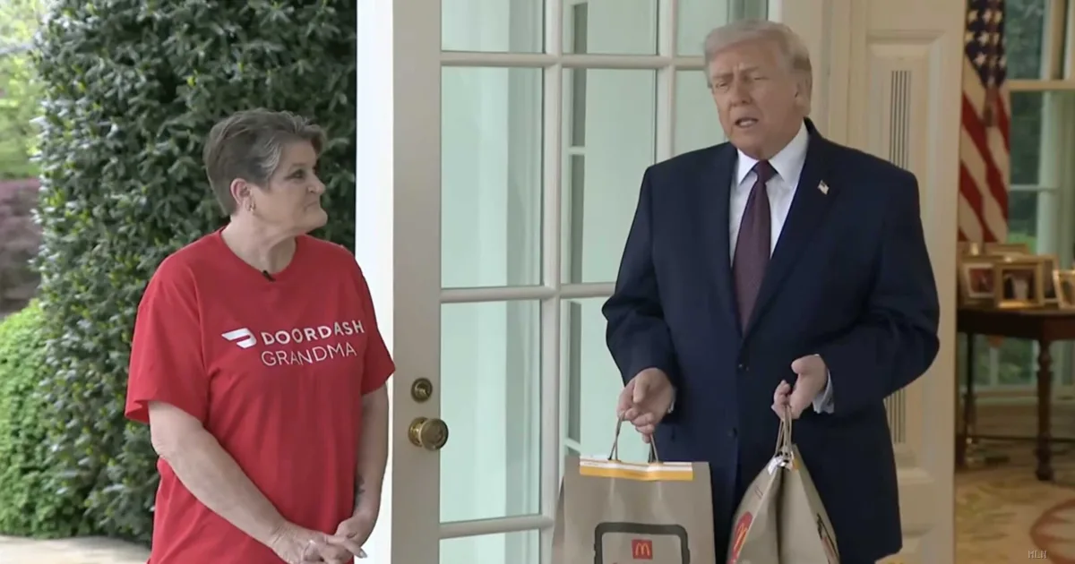 Trump ordina fast food alla Casa Bianca e chiede al rider di stare alla conferenza stampa