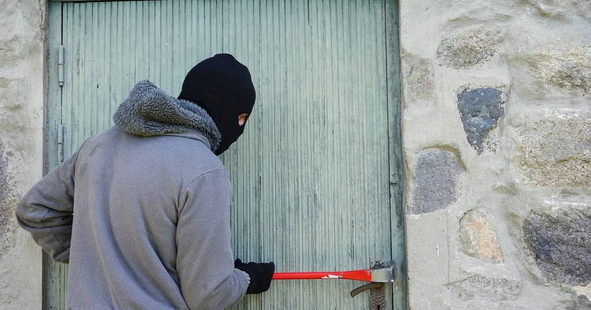 Allarme furti estivi: la "colla invisibile" che rivela le case vuote ai ladri