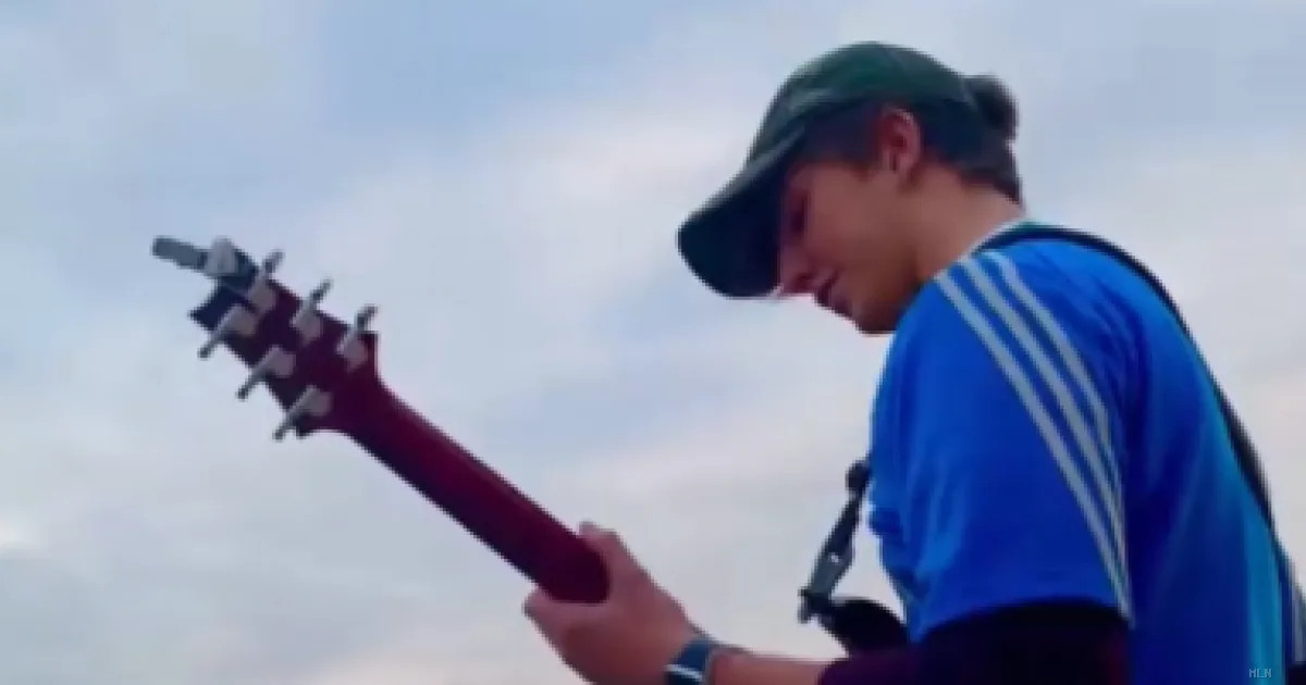 Addio alla terrazza di piazza Navona: il musicista che incantò Roma durante la pandemia deve traslocare