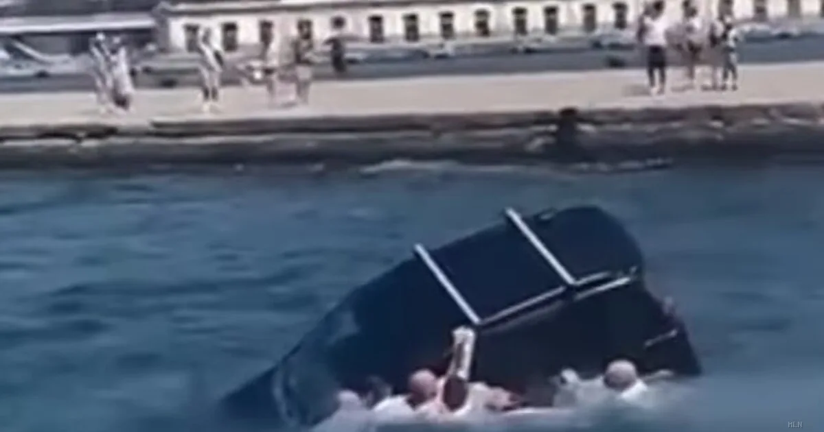 Trieste, auto precipita in mare: gli allievi ufficiali si tuffano e salvano l'automobilista