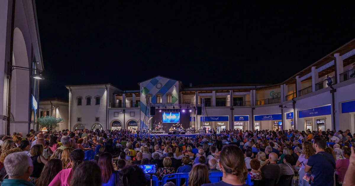Notti Bianche al Santangelo: sette serate di musica gratis e shopping fino a mezzanotte
