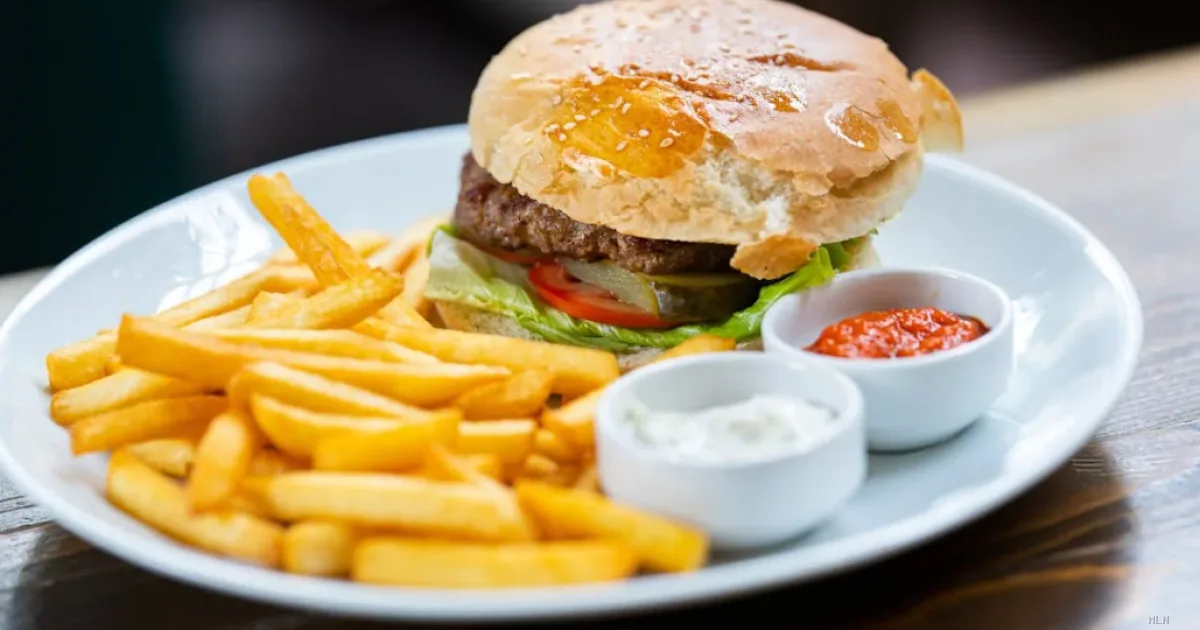 Sposi affamati lasciano il ricevimento per un hamburger: l'episodio che diventa virale