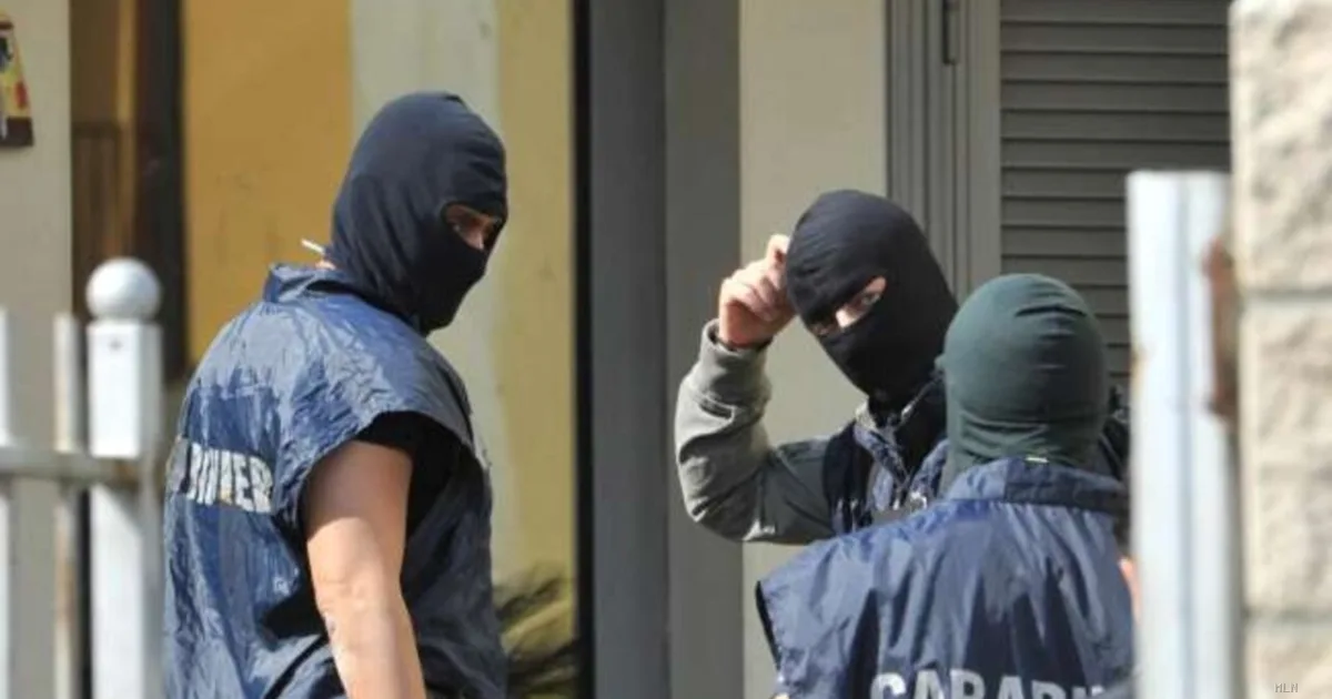 Mafia a Palermo: smantellata rete di estorsioni armati con kalashnikov, 22 fermi